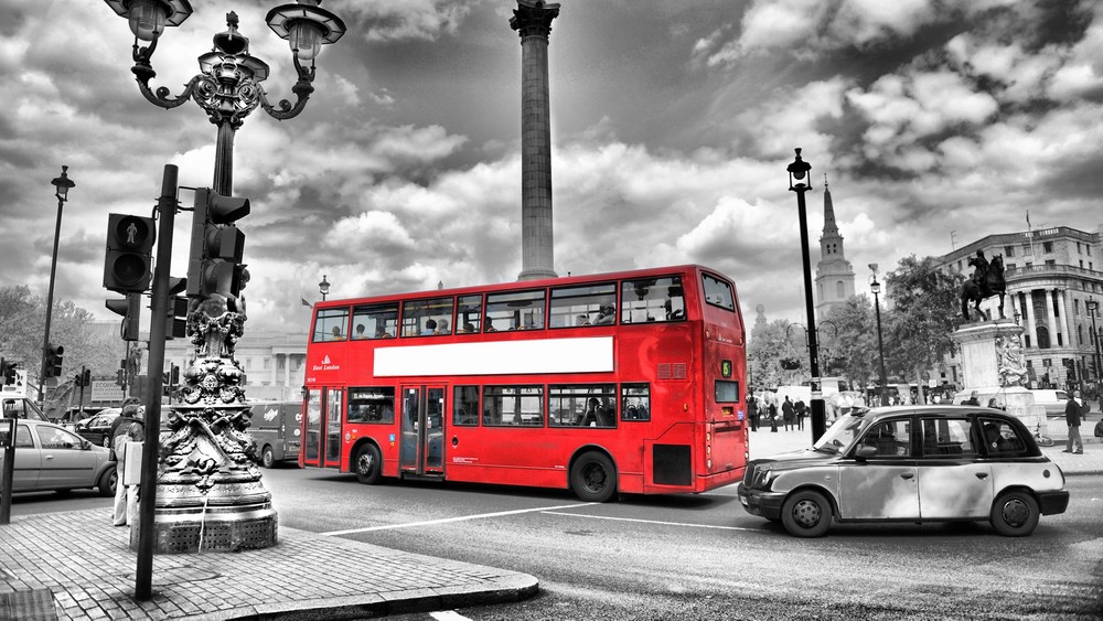 Фотообои с ярко-красным автобусом и традиционной английской телефонной будкой