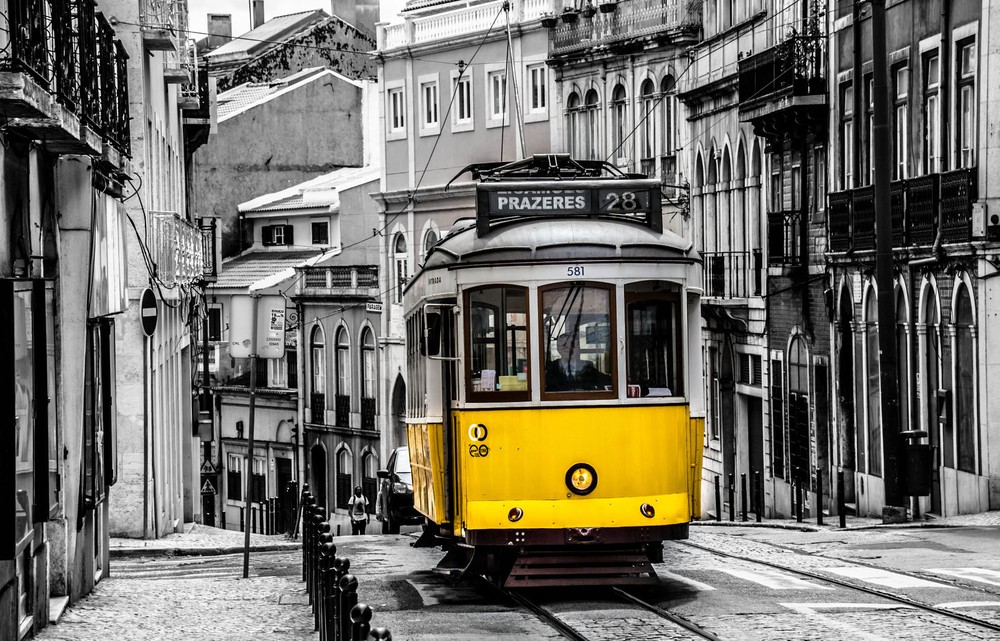 Фотообои с ярко-желтым трамваем в Лиссабоне
