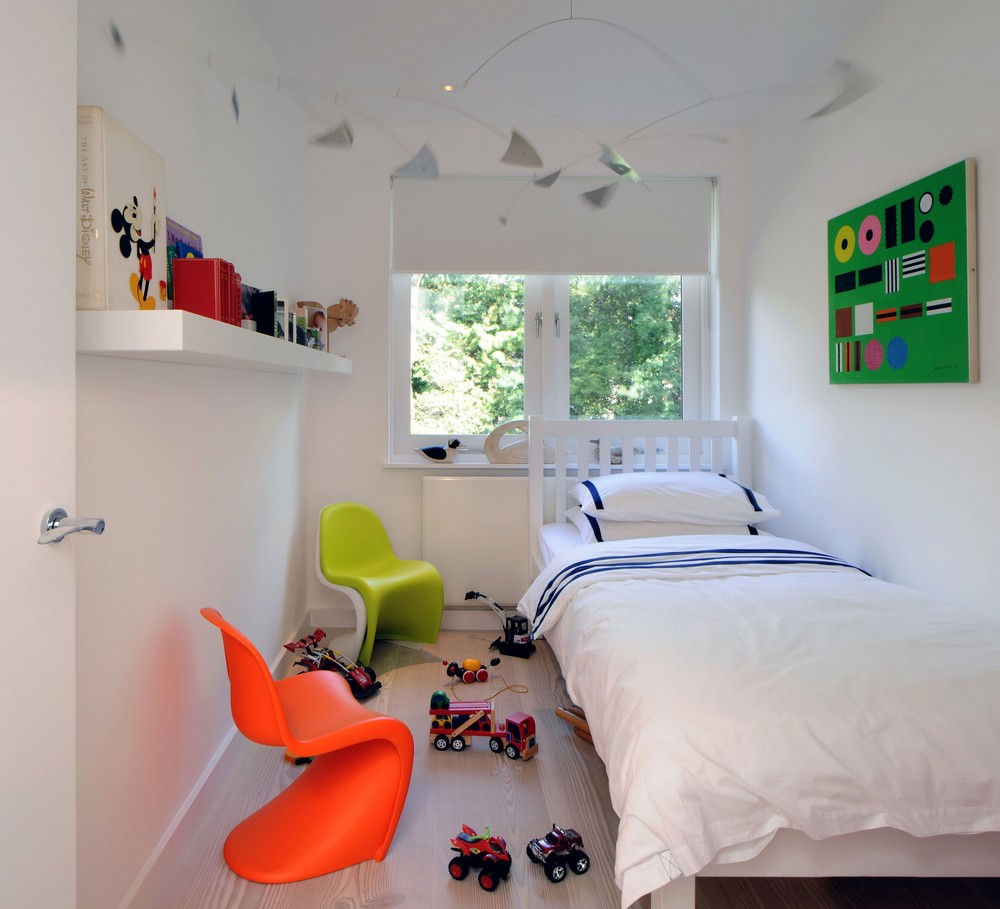 Минимум декора и яркие акценты в узкой детской комнате