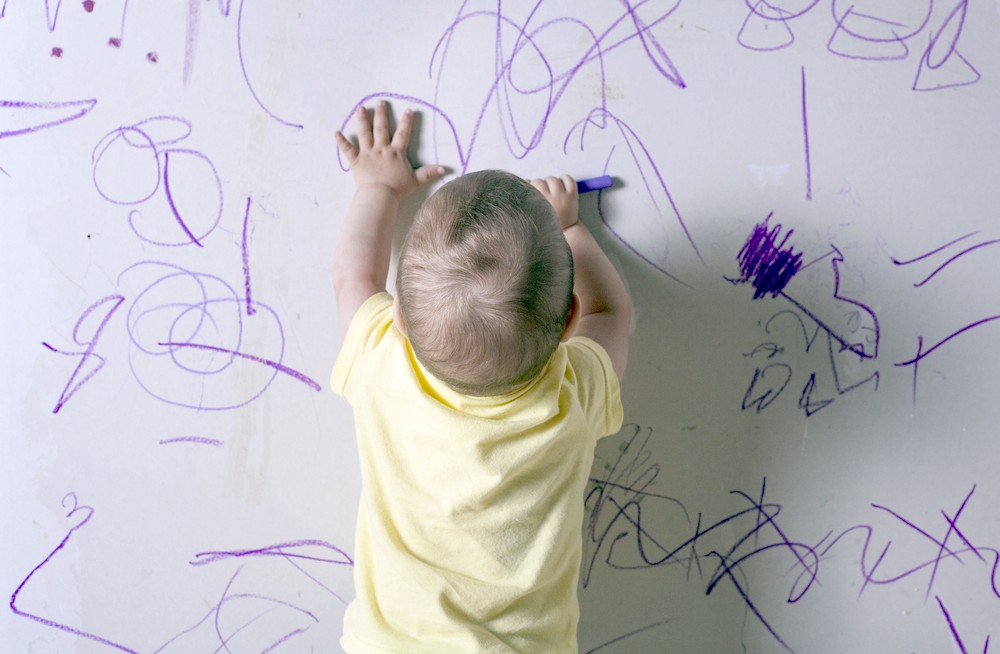 Дети рисуют на обоях, что делать