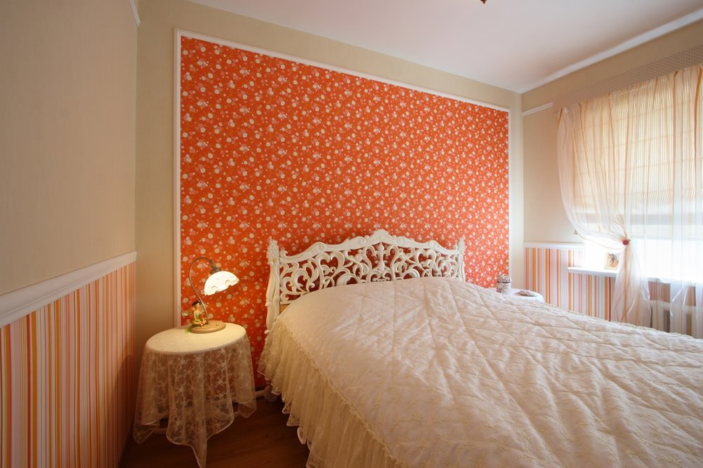 Оранжевые обои в спальне