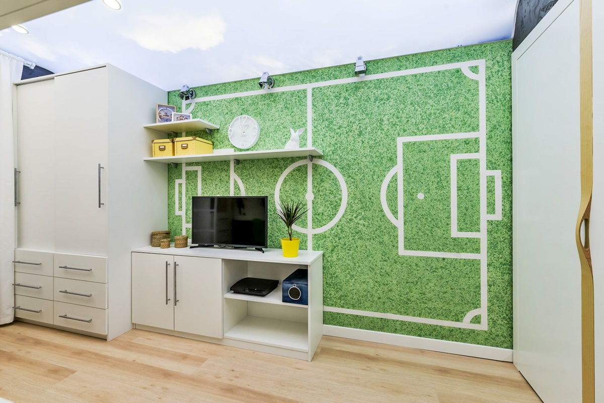Футбольное поле на стене гостиной с помощью жидких обоев